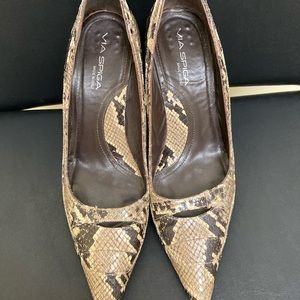 Two tone color shoe. 4 inch high heel. Size 9 M